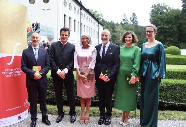 Alessandro De Marchi, Intendant Innsbrucker Festwochen der Alten Musik, Markus Lutz, GF Ibk Festwochen, Eva-Maria Sens, Betriebsdirektorin gemeinsam mit Gästen der Festwochen-Eröffnung | Foto: Ricarda Stengg