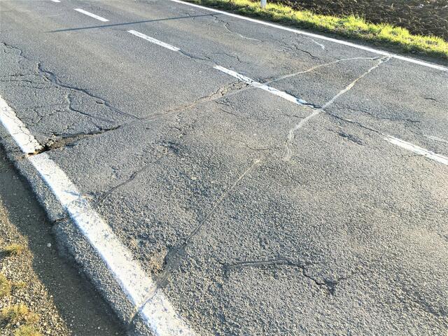 Längs- und Querrisse, Setzungen und Materialausbrüche veranlassen die aktuellen Sanierungsmaßnahmen.  | Foto: Land Kärnten/Abteilung 9