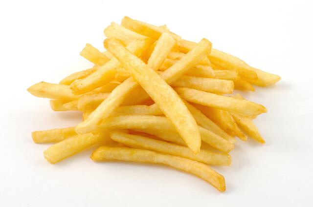 Freibad-Snacks wie Pommes oder Chips sollten keinesfalls zur Hauptmahlzeit im Sommer werden. | Foto: Thierry Hoarau/Fotolia