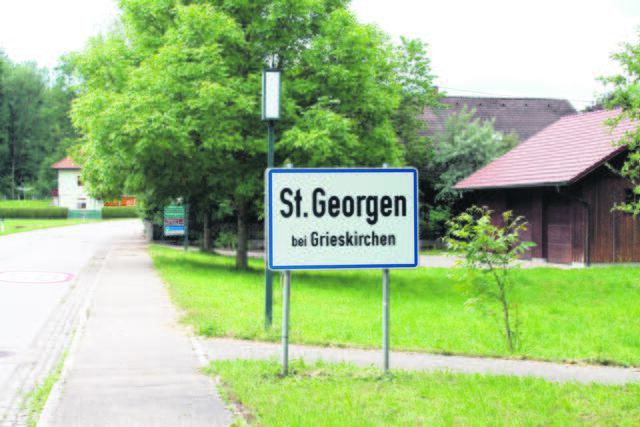 Beim Kreisverkehr in Stritzing, Gemeinde St. Georgen, kollidierte ein Autofahrer mit dem Anhänger eines Lkws. | Foto: BRS