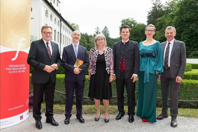 Freuen sich auf die vielfältigen Veranstaltungen der 45. Innsbrucker Festwochen der Alten Musik:
(v. l.) Landeshauptmann Günther Platter, Festwochen-Intendant Alessandro De Marchi, Kulturlandesrätin Dr. Beate Palfrader, Geschäftsführer Dr. Markus Lutz,
Betriebsdirektorin Mag. Eva-Maria Sens und Bürgermeister Georg Willi | Foto: © Die Fotografen