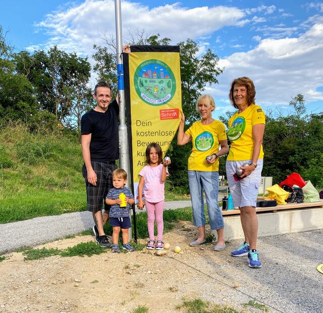 BetreuerInnen/TrainerInnen Maria Schimak u. Eva Vollath mit Familie Unger (Vater Christoph, Tochter: Anna-Elena, Sohn: Jan-Niklas) 
