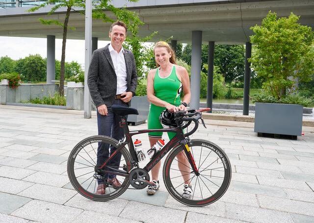 Sportlandesrat Jochen Danninger mit Alexandra Meixner | Foto: NLK Schaler
