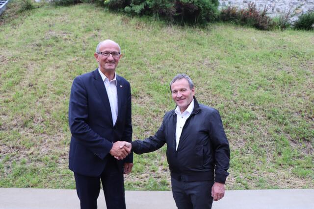 Altbürgermeister Landesrat Anton Mattle (li.) gratulierte seinem Nachfolger Hermann Huber zur einstimigen Wahl. | Foto: Othmar Kolp