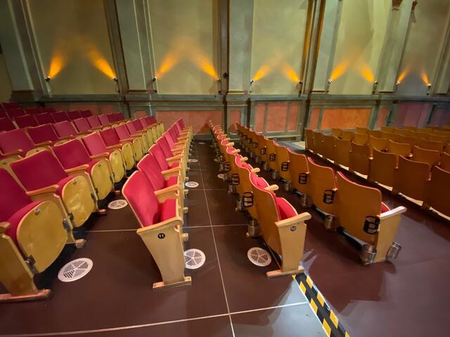 Im Boden des Saals befinden sich nun Luftlöcher. | Foto: Stadtsaal Wien