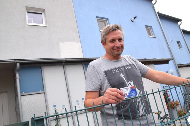 Der gereinigte Fleck hinter Georg Köhldorfer sieht sauber aus, dennoch ist der Korneuburger froh, die Arbeiter wieder weggeschickt zu haben. | Foto: Sandra Schütz