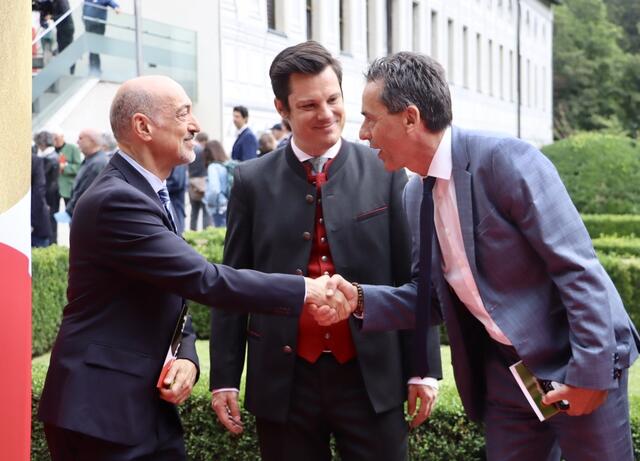 Walter Peer (Chef der Wiener Städtischen) gratuliert Intendant Alessandro De Marchi | Foto: Ricarda Stengg