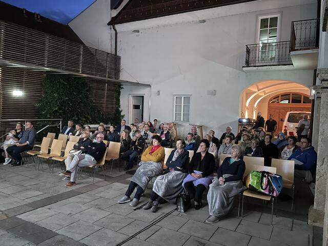 Im Innenhof des Gerberhauses in Fehring machten es sich Dutzende Besucher gemütlich. | Foto: WOCHE