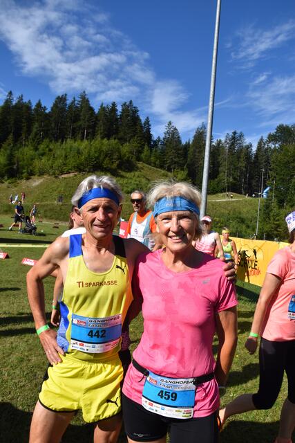 Der Berglaufspezialist aus Telfs, Peter Flunger mit seiner Rosi zeigten auch beim Trail-Lauf auf!