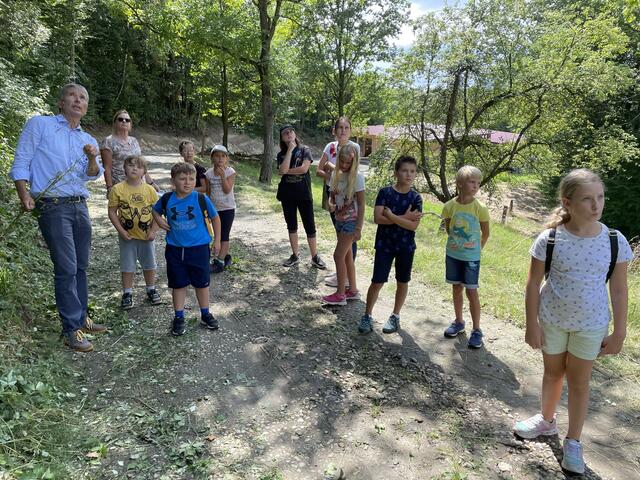Stadtapotheker Johann Winkelmaier ging am zweiten Tag der Ferien(s)pass-Aktion mit zehn Kindern auf Wildkräutersuche. | Foto: WOCHE