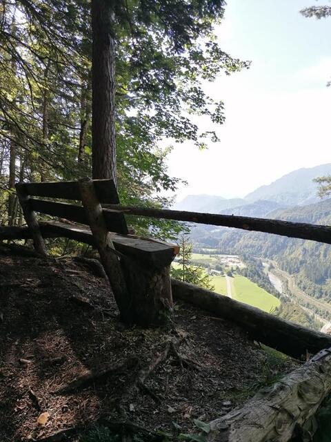 Rastbankerl mit Blick auf die Krippau | Foto: Lore Fluch