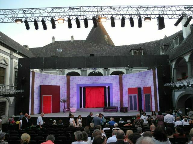 Rund 11.400 Theaterbesucher erfreuten sich heuer an einer der erfolgreichsten Boulevardkomödien der jüngeren Theatergeschichte: "Außer Kontrolle". | Foto: S. Estermann