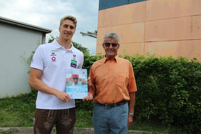 Ferdinand Kendi und Schwimmer Heiko Gigler präsentieren das Buch "50 Jahre Schwimmverein Spittal" | Foto: RMK
