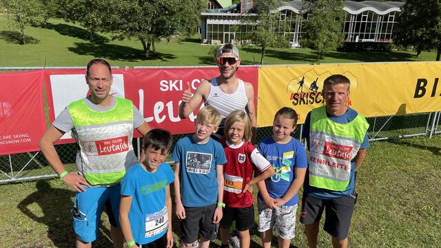 OK-Chef Stefan Zauninger (li.) und ein kleiner Teil des Leutascher Lauf-Teams, das keine Nachwuchssorgen haben braucht.