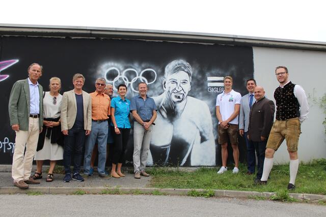 Gruppenfoto: Politik und Sport ist stolz auf Heiko Gigler  | Foto: RMK