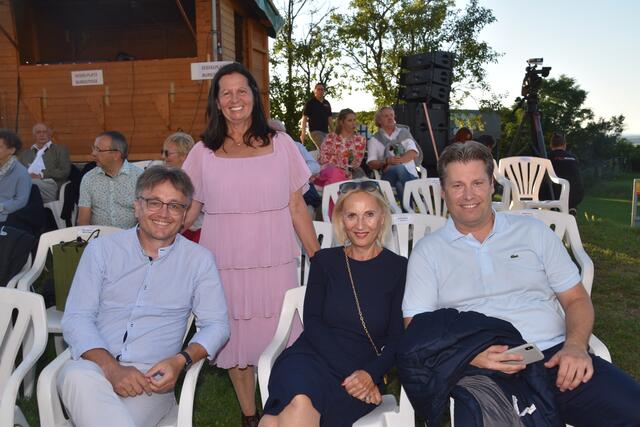 Intendantin Marianne Resetarits (stehend) mit Michael Gerbavsits, Elisabeth Unger und Harald Zagiczek. | Foto: Martin Wurglits