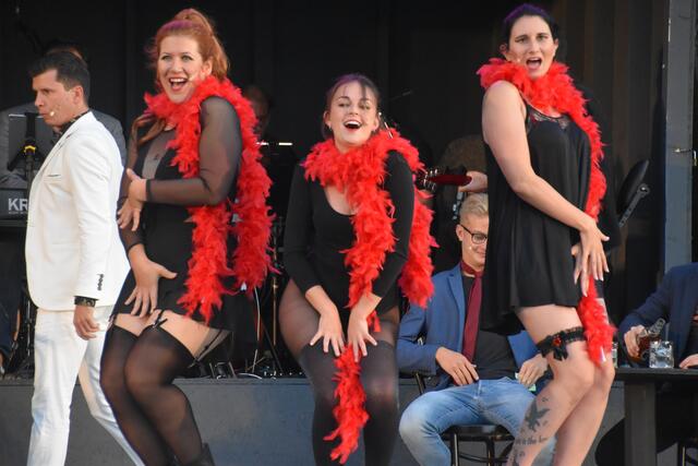 Im verruchten "Chameleon Club" tanzen Sophie Kubec, Franziska Tripam und Michaela Knor (von links).