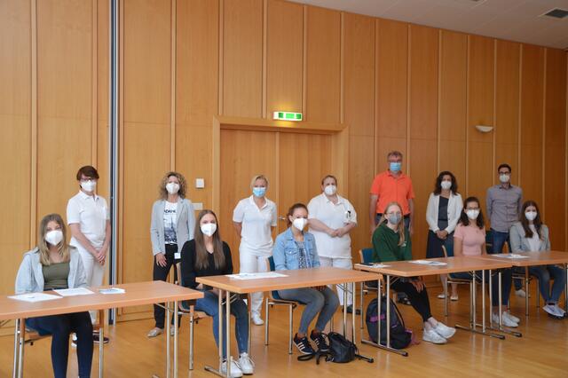 Ferialarbeitnehmerinnen Juli:
Nadine Wühl, DGKP Martha Fronhofer (Hygienefachkraft), Claudia Scherzer (medizinisches Sekretariat), Marlene Herzog, Nicole Androsch (Patientenadministration), Elena Danninger, RT Susanne Schuster (Radiologie) Viktoria Flicker, Franz Roßnagl (Materialverwaltung), Kerstin Peschel, DI Sonja Schindler (kfm. Standortleiterin), Iris Fronhofer, Sandro Wagner (Personalabteilung). | Foto: Landesklinikum Waidhofen