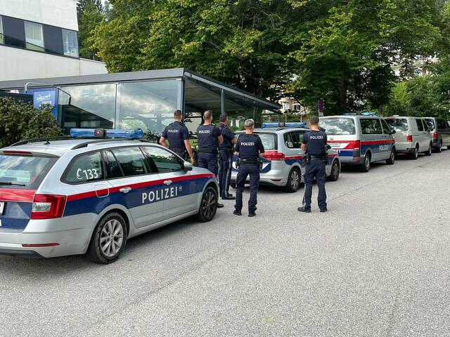 Mehrere Polizeistreifen am Sonntagmorgen vor dem Thermenresort in Villach-Warmbad | Foto: RMK 