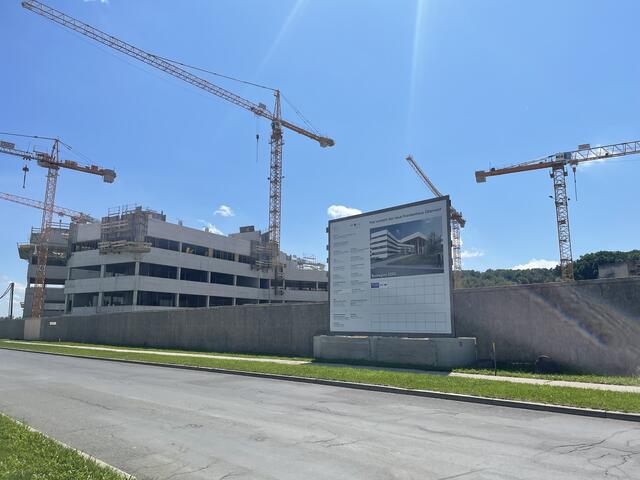Auf der Baustelle des neuen Leitspitals der Region wird auf Hochtouren gebaut. 2024 soll die Übersiedlung stattfinden.  | Foto: Elisabeth Kloiber