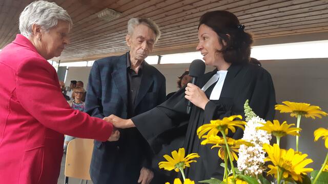 Diamantene Hochzeit von Erika und Walter Hackel - Gaubenskirchen-Pfarrerin Anna Kampl beim Segen für das Jubiläumspaar   | Foto: C. Buchar