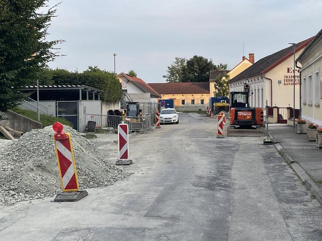 In die Sanierung der Kanalstränge und der Fahrbahn in der Angergasse und der Mühlgasse werden rund 350.000 Euro investiert. | Foto: Martin Wurglits