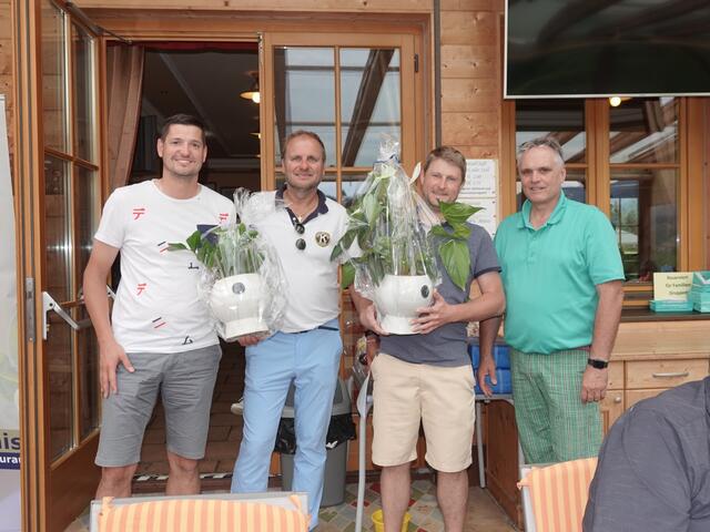Die Bruttosieger Andreas Pirker und Daniel Groicher, beide Styrian Mountain Golf Mariahof, mit Kiwanis-Päsident DI Gerhard Steiger (2. v. l.) und Turnierorganisator Albert Moder (rechts). 