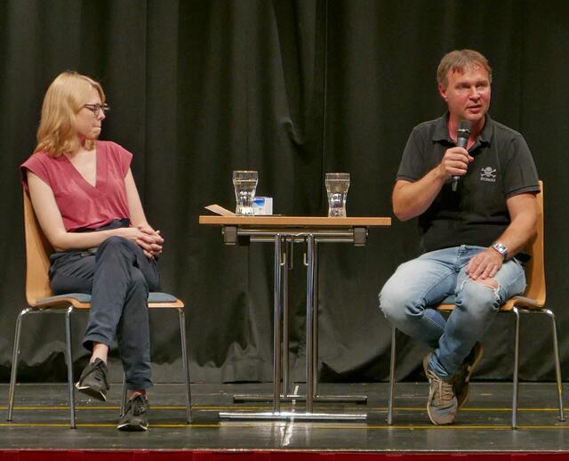 Lisa Mittendrein von attac und Bgm. Andreas Babler bei der Podiumsdiskussion über solidarische Stadtpolitik | Foto: Stadtgemeinde Traiskirchen