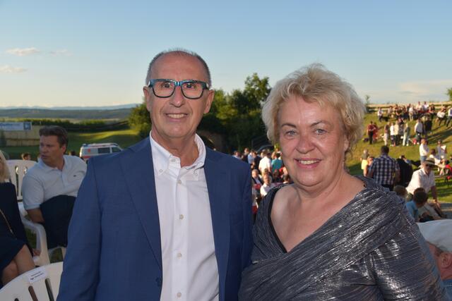 Landtagspräsidentin Verena Dunst mit Burgstiftungs-Chef Werner Unger. | Foto: Martin Wurglits