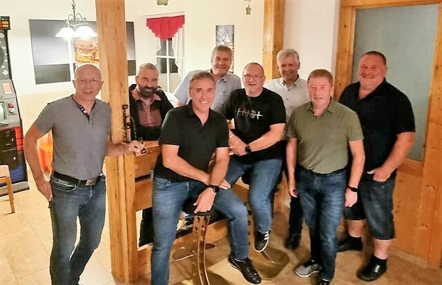 Von links: Josef Hirtenlehner (Kommandant Abschnitt Haag), Florian Kammerhuber (Leiter des Verwaltungsdienstes), Leopold Herzog (Kommandant Waidhofen-Land), Stefan Schaub (Kommandant Amstetten-Stadt), Stefan Üblacker (Kommandant Amstetten-Land), Bezirksfeuerwehrkommandant-Stv. Josef Fuchsberger, David Strahofer (Kommandant St. Peter) und Bezirksfeuerwehrkommandant Rudolf Katzengruber. Michael Höritzauer (Kommandant Abschnitt Waidhofen-Stadt) war entschuldigt. | Foto: Wolfgang Zarl