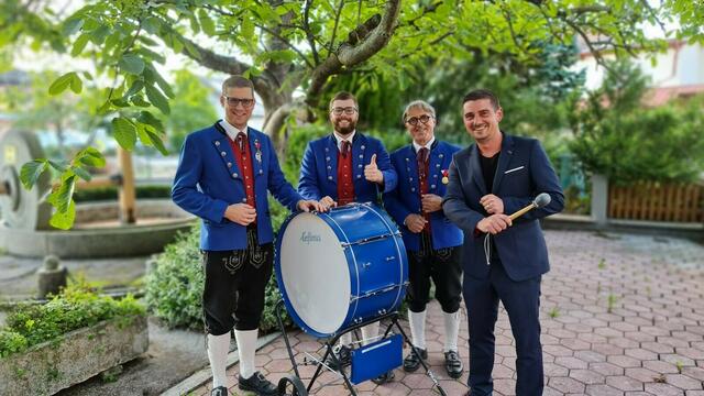 Bürgermeister Lichtenauer übergab den neuen Trommelwagen dem Musikverein Hargelsberg. | Foto: Hargelsberg