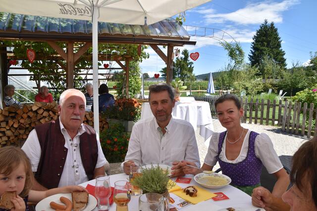 Gemeinderat Koren Ewald, Obmann Bio Austria Johann Kreschischnig mit Frau Angela Kreschischnig.  | Foto: Foto: Lisa Graier
