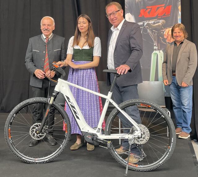 Für Schulungszwecke wurde dem Leiter der Berufsschule ein Fahrrad übergeben. Am Bild: Friedrich Schwarzenhofer, Johanna Urkauf, Bernhard Leitgeb, Werner Madlencnik (v. l.). | Foto: Haindl