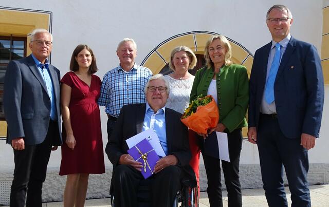Bei der Verabschiedung am 15. Juli 2021, v. li.: Robert Grießner (Bezirksleiter), Maria Zehner (Regionalbegleiterin Lungau),  Alois Lankmayer (Bildungswerksleiter Tamsweg), Juliane Lankmayer (Bildungswerksleiterin Tamsweg), Maria Fuchsberger (ehem. Bildungswerksleiterin Tamsweg-Sauerfeld), Bürgermeister Georg Gappmayer und vorne Peter Fuchsberger (ehem. Bildungswerksleiter Tamsweg-Sauerfeld). | Foto: Gemeinde Tamsweg