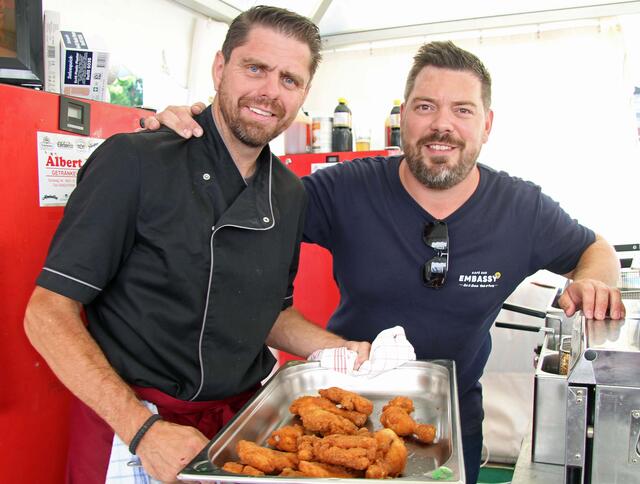 Auch beim Embassy um Hausherr Manuel Wutscher (rechts) wurde bestens aufgekocht. | Foto: Emhofer