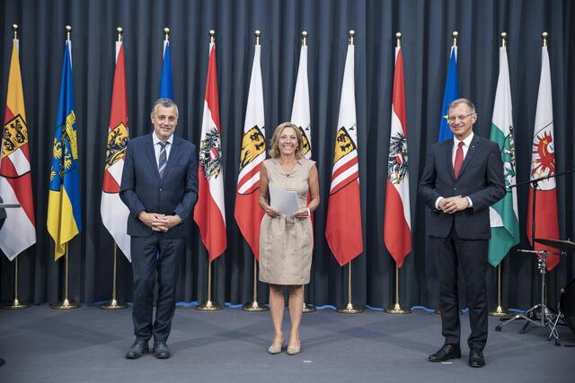 Dr. Klampfer Bildungsdirektion OÖ, Mag. Schmid Ulrike, LH Mag. Stelzer | Foto: Quelle: Land Oberösterreich, Fotograf: Max Mayrhofer