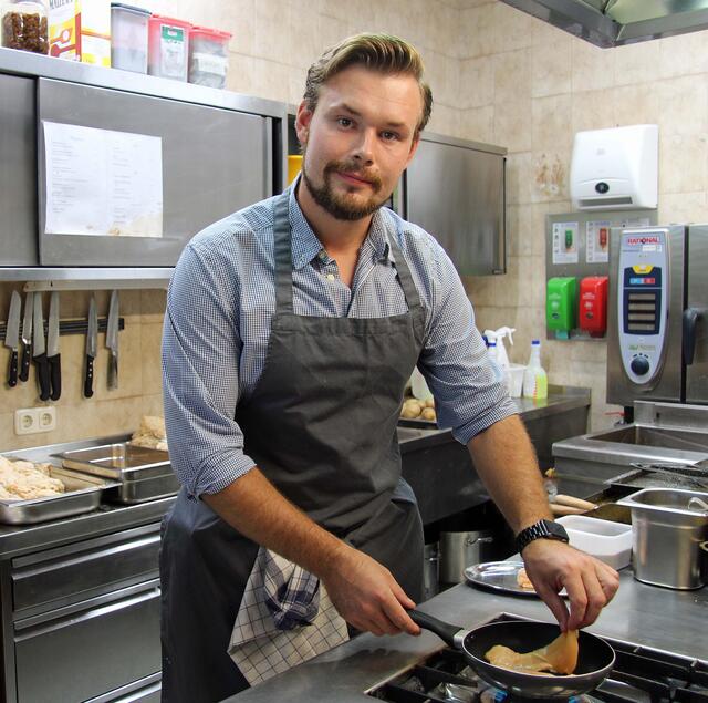 In Gräbern zauberte Martin Deixelberger feinste Geflügel-Spezialitäten. | Foto: Emhofer