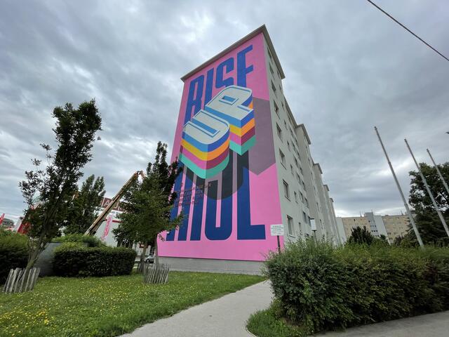  „Calle Libre“: In der Jägerstraße 89-95 wurde die graue Hauswand des Gemeindebaus in ein farbenprächtiges Kunstwerk verwandelt.  | Foto: Kathrin Klemm
