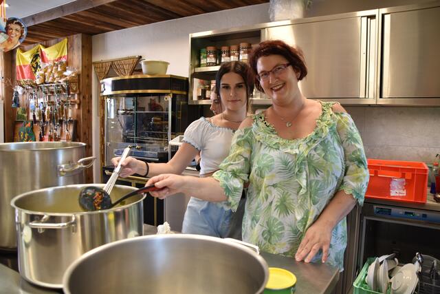 Victoria Kaufmann mit Tochter Julia aus St. Jakob im Rosenthal.  | Foto: Foto: Lisa Graier