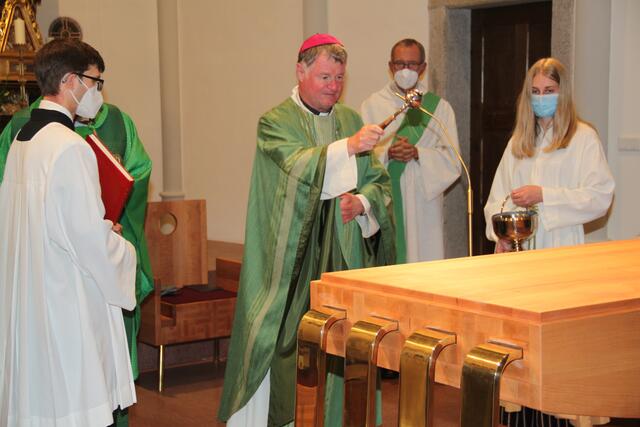 Bischof Manfred Scheuer bei der Altarweihe in der Pfarrkirche Pollham. | Foto: Pfarre Pollham/Laurenz Strasser