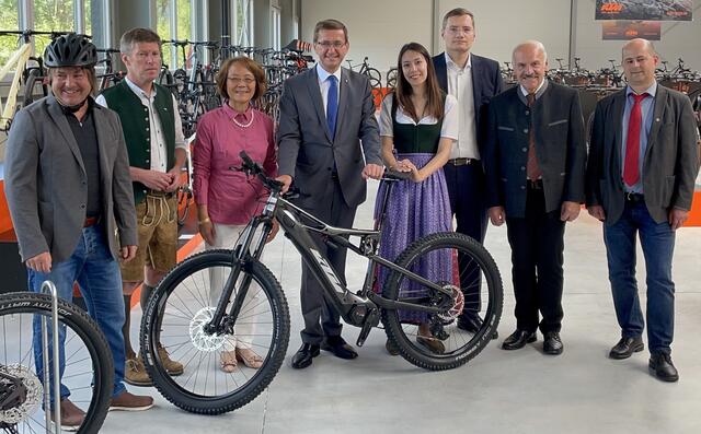 Werner Madlencnik, Stefan Limbrunner, Carol Urkauf-Chen, Markus Achleitner, Johanna Urkauf, Gerold Grabner, Friedrich Schwarzenhofer, Andreas Stuhlberger (v. l.). | Foto: Haindl