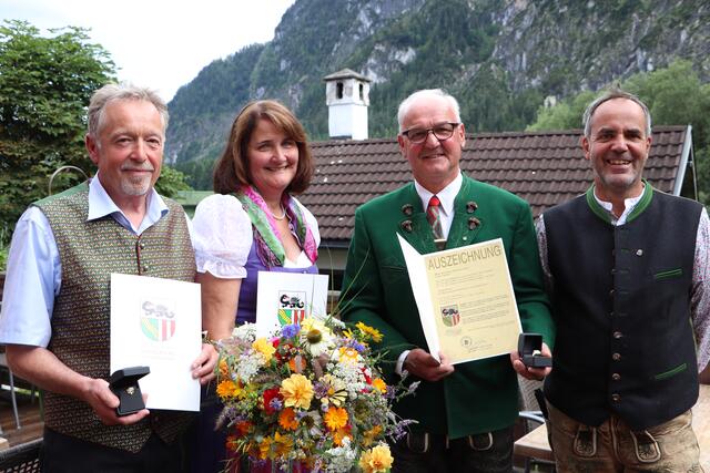 Ehrung in Bad Goisern: Werner Schilcher, Hascheck Eva, Peter Ellmer und Bürgermeister Leopold Schilcher. | Foto: Besendorfer Chr.
