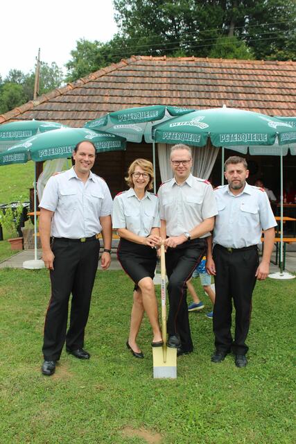 Bei der symbolischen Spatenübergabe: Kommandant Andreas Valda, Vbgm. Monika Pock, Bürgermeister Reinhard Jud-Mund und Kommandant-Stv. Walter Braunstein (von links). | Foto: Gemeinde Neuhaus am Klausenbach
