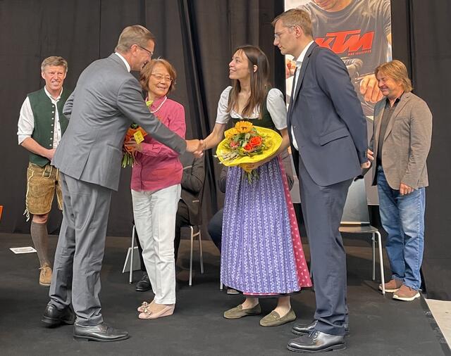 Markus Achleitner gratuliert Johanna Urkauf während der Pressekonferenz in der neu errichteten Halle.