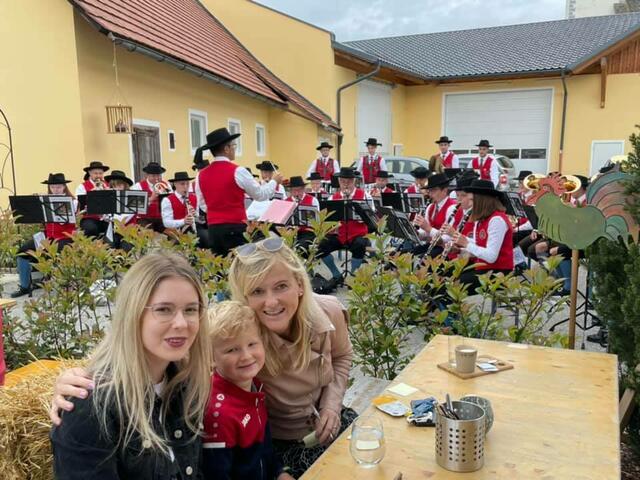 Die Stadtkapelle St. Andrä spielte am Sonntag bei einigen Gackern-Wirten auf.  | Foto: Privat