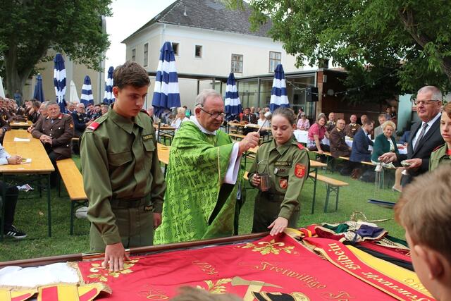 Die Fahne wurden von Pfarrer Karl Schlögl gesegnet und den neuen Fahnenjunkern übergeben. | Foto: Bezirksfeuerwehrkommando Güssing
