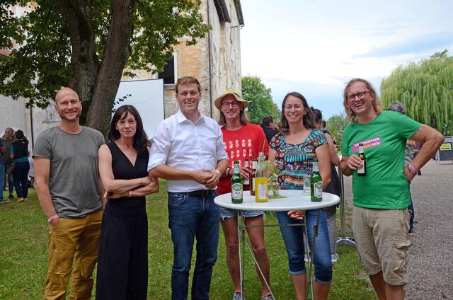 Gute Stimmung war beim Sommerfest im Schloss Weidenholz garantiert. Mittendrin: Grünen-Landesrat Stefan Kaineder.  | Foto: Josef Pointinger