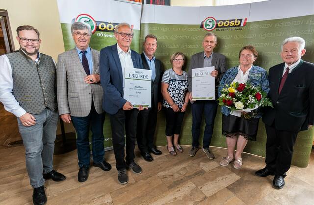 Seniorenbund-Landesgeschäftsführer Franz Ebner (l.) und Landesobmann Altlandeshauptmann Josef Pühringer (r.) mit Vertretern aus Ried/Riedmark und Katsdorf. | Foto: OÖ Seniorenbund