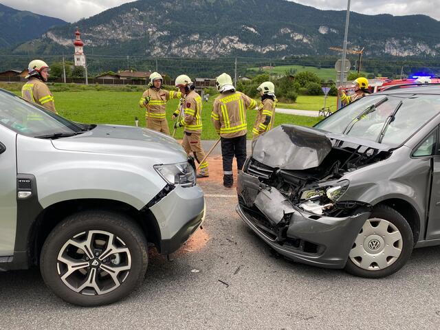 Bei beiden Fahrzeugen entstand nach dem Zusammenstoß in Radfeld ein Totalschaden. | Foto: ZOOM.Tirol