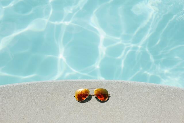 Am besten man legt sich bei Hitze an den Pool oder an den Strand, wenn man nicht arbeiten muss.